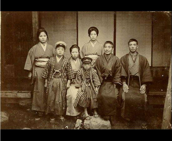 明治４１年 家族写真　右が１５代泰太郎 のち、三郎左衛門襲名