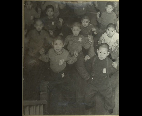 戦時中豊島区学童疎開の子供達が先生と一緒に館内で生活していました。
当時倉本 聰さんも疎開しており、その時の事は文藝春秋の"いつも音楽があった"というエッセイ本に記されてあります。