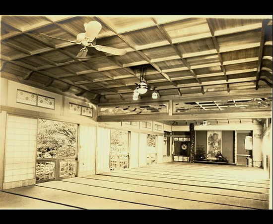 昭和２６年
広間新装　現在のロビー位置
欄間は現在、鶴の間へ