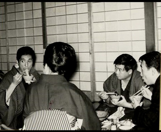 昭和４０年
月岡ホテル名物千枚鍋に舌鼓
犬塚弘氏・谷啓氏・植木等氏