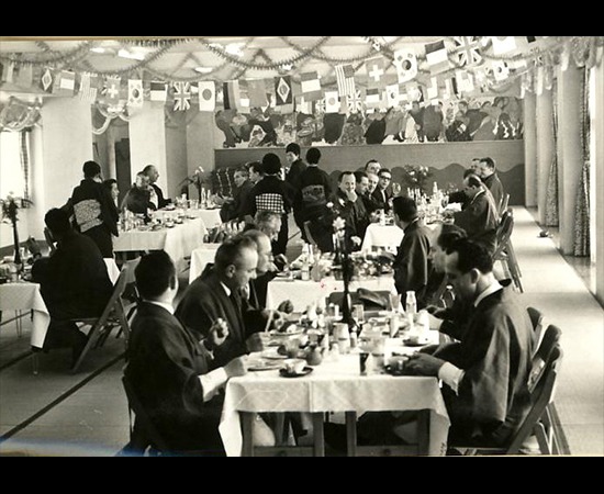 昭和４０年
アルフレッドハウゼ楽団
畳に椅子テーブルで会食。９４.
昭和４０年
アルフレッドハウゼ楽団
畳に椅子テーブルで会食。