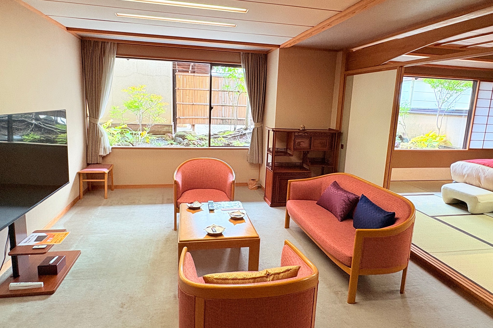 kaminoyamaonsen-tsukiokahotel-senkeien-hanare-fuyou-wayoushitsu-suite-onsentsuki-teienview-2-(3)